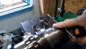 Опять ремонт токарного станка 1Е61М.Нестабильность диаметра,риски на детали.