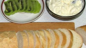 Бутерброды с сыром и киви