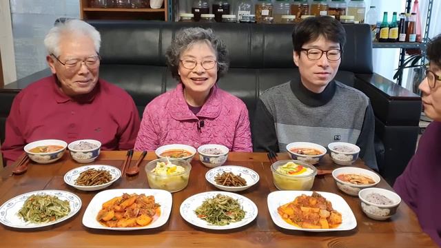 그리운 집밥~! 칼칼한 오징어 고추장 찌개 먹방 (참치 감자조림, 밑반찬 미역줄기볶음) Squid Gochujang jjigae Mukbang / Korean Food Recip