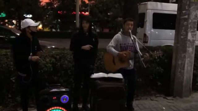 Студент первокурсник поет на гитаре и собирает деньги на контракт! смотреть онлайн