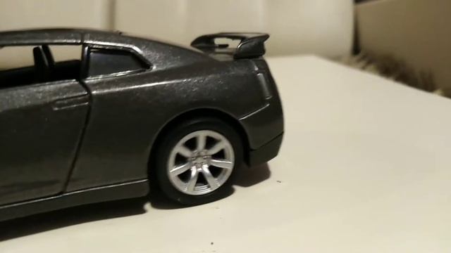 Модель машины Nissan GTR крутая тачка масштабе 1 32
