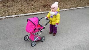 Гуляем с коляской на улице Прогулка малышки с куклой