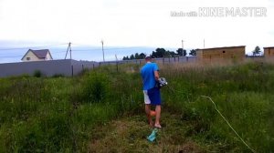 Пытаюсь косить траву ручным тримером!