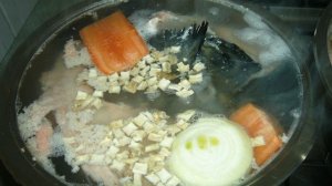 Уха из семги с помидорами
