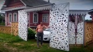 Житель Тверской области установил на своём участке ворота-трансформеры