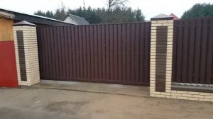 Забор на кирпичных столбах с калиткой и автоматическими откатными воротами