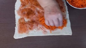 Как приготовить рулет из слоеного теста с куриной грудкой быстро и просто