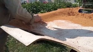 Снятие старого поролона с потолка.