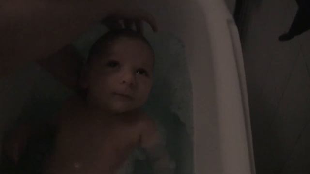 Как купать младенца смотреть онлайн