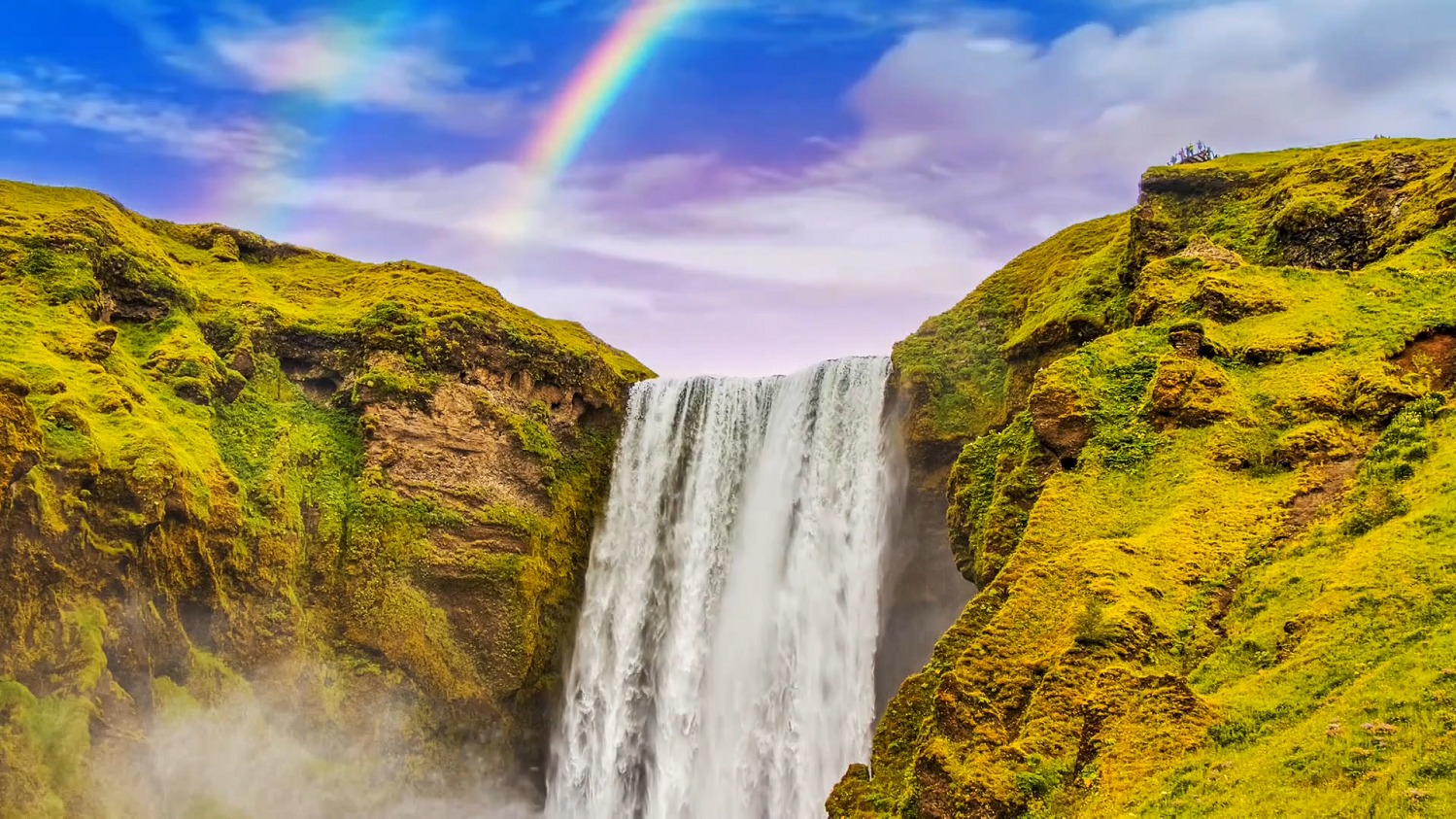 Высокий водопад с радугой