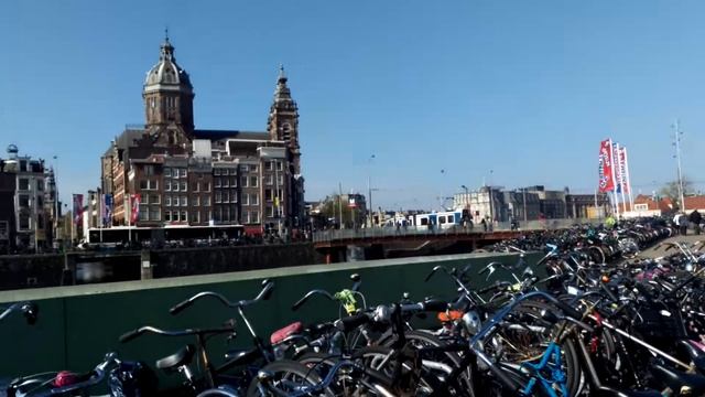 Амстердам - самая большая парковка велосипедов в мире. Amsterdam, Huge Parking Of Bicycles