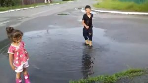 Дети купаются в лужах))