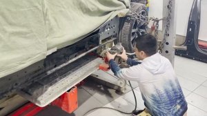 Как крепится автомобиль BMW на стапель. Не много о креплениях стапеля.