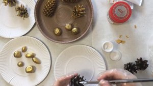 Декорируем сосновые и еловые шишки, желуди, каштаны.