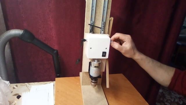 Маленький настольный сверлильный станок из мотора серии 775 DIY