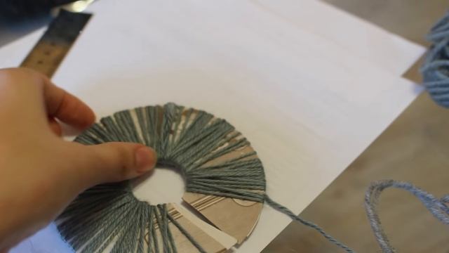 ПОМПОН ИЗ ПРЯЖИ. ОБЪЕМНЫЙ и РОВНЫЙ ПОМПОН ИЗ НИТОК.  ПОДРОБНЫЙ МАСТЕР КЛАСС. How to make pom pom