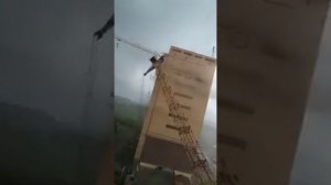 Падение двух башенных кранов
