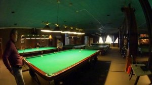 Два шара забиты в одну лузу в партии по свободной пирамиде, русский бильярд