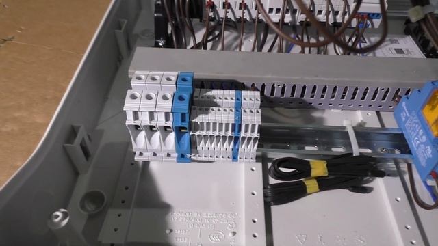 Щит управления холодильной камерой Schneider Electric Kaedra смотреть онлайн