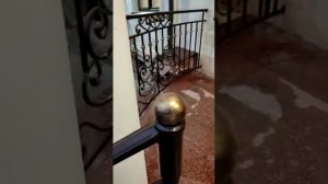 Кованые перила для загородного дома: установка на крыльце