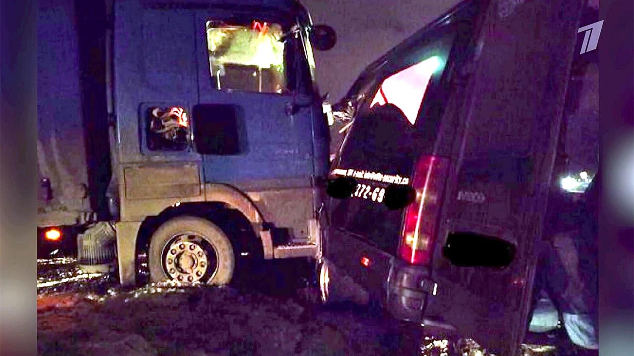 Четыре человека погибли и пятеро пострадали в ДТП с микроавтобусом в Ростовской области