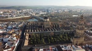 Vista Aerea en circulo de la Mezquita y la ciudad de Cordoba. Ver en alta calidad.