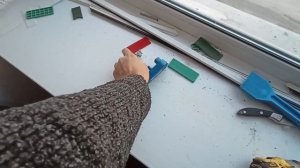 Меняем нерегулируемые петли на створке на поворотные кронштейны + меняем треснутый стеклопакет