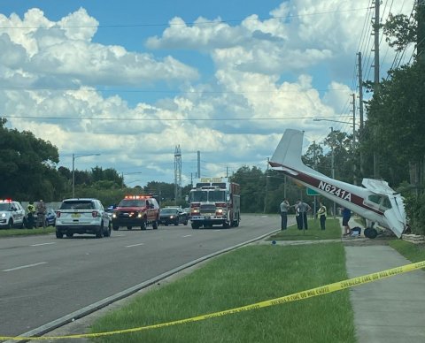 Во Флориде самолет рухнул на проезжую часть