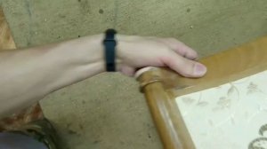 Как устранить скол дерева на спинке стула, при помощи клея и резака