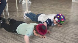 ХАСБИК И АБДУРОЗИК ОТЖИМАЮТСЯ