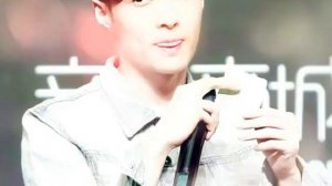 Факты о Чжан Исине (EXO LAY)