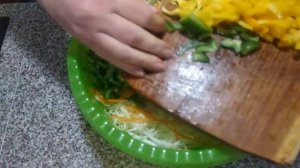 Салат из капусты с разноцветным перцем.
