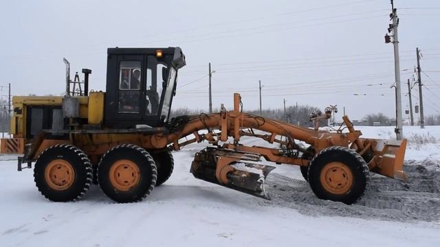 Грейдер ДЗ-98В. Очистка переезда. смотреть онлайн