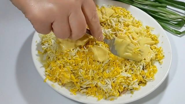 САЛАТ "ПОДСОЛНУХ" С РЫБНОЙ КОНСЕРВОЙ.