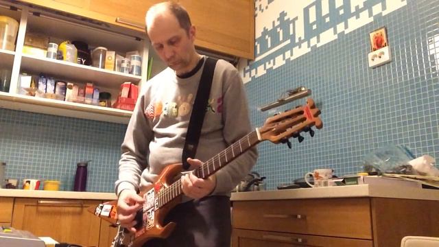 Вот сам сделал электрогитару и сыграл несколько риффов под драммашину смотреть онлайн