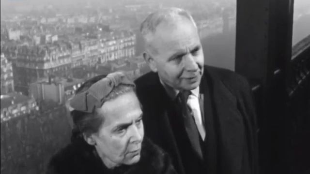 Эльза ТРИОЛЕ со своим Луи АРАГОНОМ на Эйфелевой башне.  Звучит песня на стихи Арагона смотреть онлайн