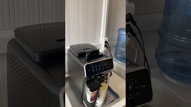 Philips 3200 serisi EP3246/70 tam otomatik espresso makinesi ile latte yapımı