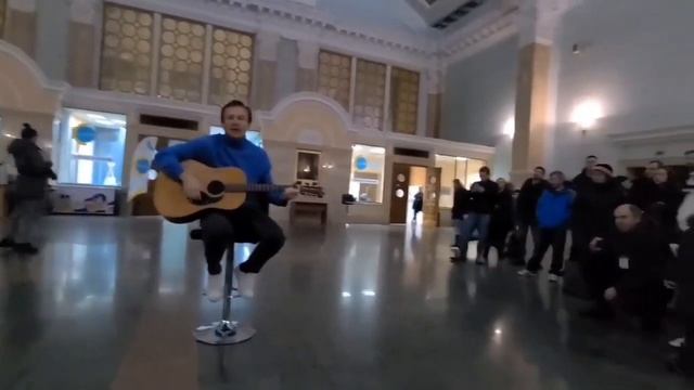 Лидер группы "Океан Ельзы" Cвятослав Вакарчук выступил на Киевском вокзале. смотреть онлайн