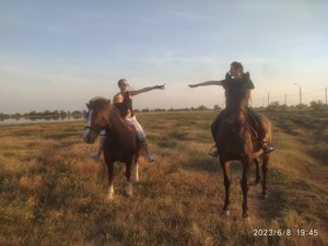 мир который стоит увидеть 
жизнь которую стоит прожить