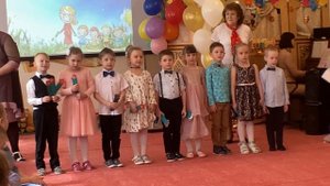 "Мы хотим поздравить вас - вы идете в первый класс!" Группа "Светлячки" поздравляет выпускников