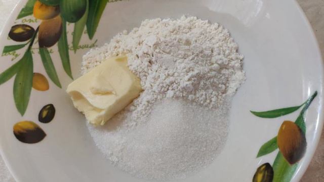 Булочки с вареной сгущенкой и посыпкой