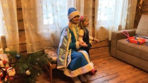 Челлендж найти подарки или Дед Мороз и Снегурочка в гостях у Вики