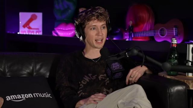 Troye Sivan on Hooking Up w/ Straight Men (One Of Your Girls) смотреть онлайн