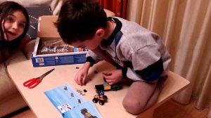 Ростик сам собирает LEGO! В первый раз :)