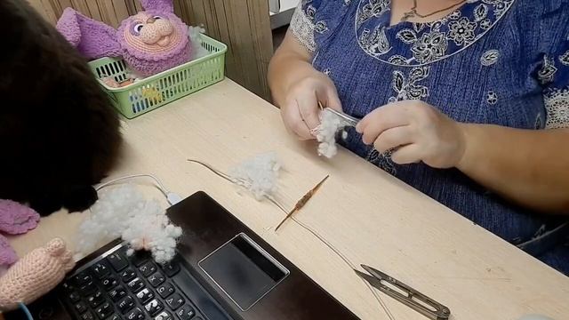 Вяжем зайку Сиреньку, часть вторая . Вязание тела зайки , и сборка . смотреть онлайн