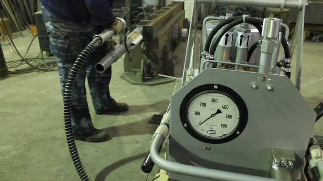 Предварительно напряженных ЖБИ при помощи гидродомкрата