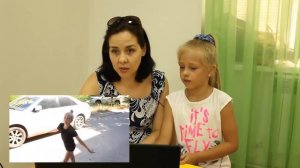Маленькая Алиса Че делает тест по отпечаткам пальцев