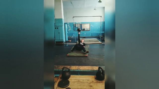 Турецкий подъём гири 24кг в вертикальном положении. смотреть онлайн