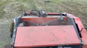 Ворую жухлую траву и прессую в рулоны на минитракторе!