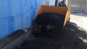 Работа с фронтальным ковшом на вилочном погрузчике.